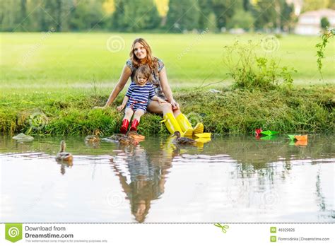 Petite Fille Adorable Et Sa Maman Jouant Avec Les Bateaux De Papier