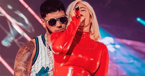 Karol G Novia De Anuel Aa Posa En Atrevido Escote En Instagram Y Su