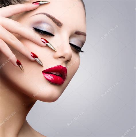 Chica Modelo De Belleza De Moda Manicura Y Maquillaje — Foto De Stock