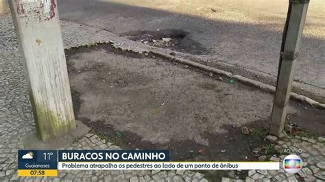 Buraco em ponto de ônibus atrapalha pessoas em Santo Amaro Bom dia SP