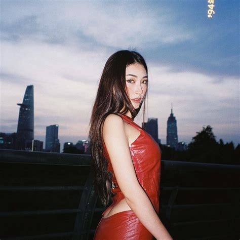 Khổng Tú Quỳnh đụng hàng Chi Pu Cô bé dâu tây với bom sex tạo dáng quằn quại bạn chọn ai