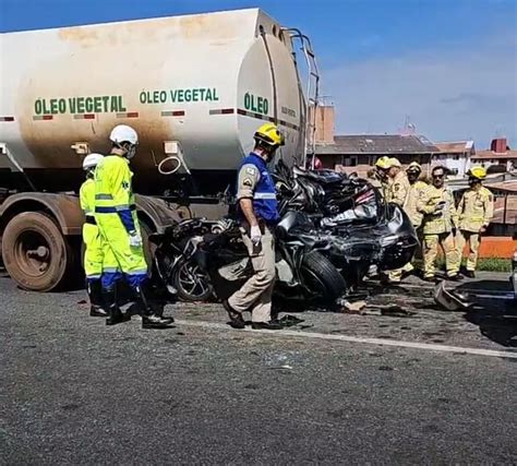 Condutor morre após veículo ficar prensado entre carretas na BR 376 em