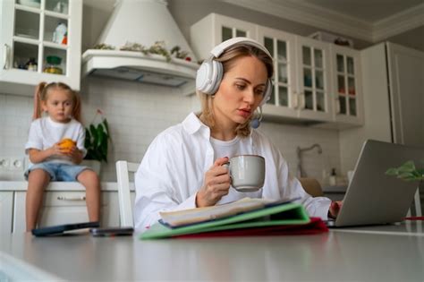 Madre Que Trabaja Desde Casa Tratando De Equilibrar La Vida Familiar