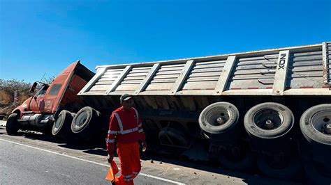 Vuelca Tr Iler En La Autopista De Occidente Solo Hubo Da Os Materiales