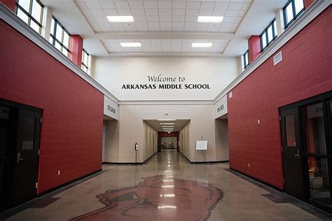 New Arkansas Middle School welcomes students with open doors ...