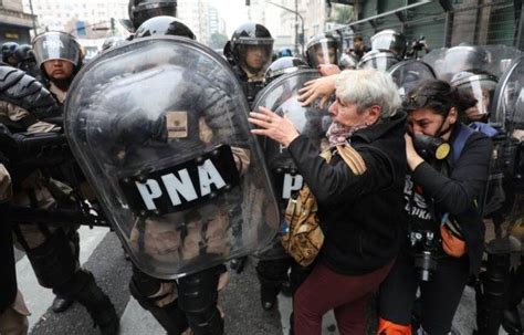 Disturbios Y Tensi N Fuera Del Congreso Por La Ley Bases Piedras