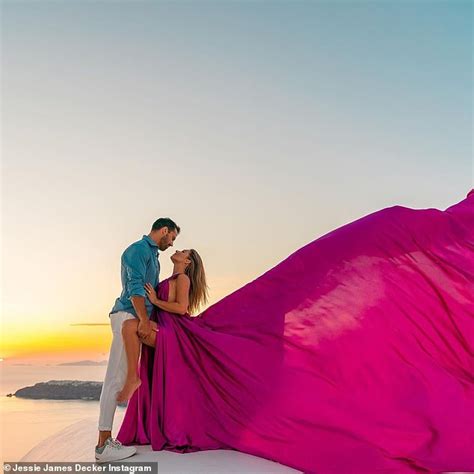 Jessie James Decker Poses In A Bikini Before Planting A Kiss On Her Husband Daily Mail Online