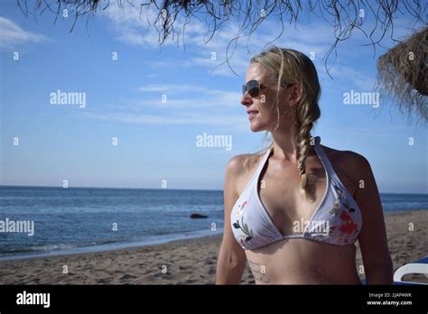 Pretty blonde beach in white Fotos und Bildmaterial in hoher Auflösung Alamy