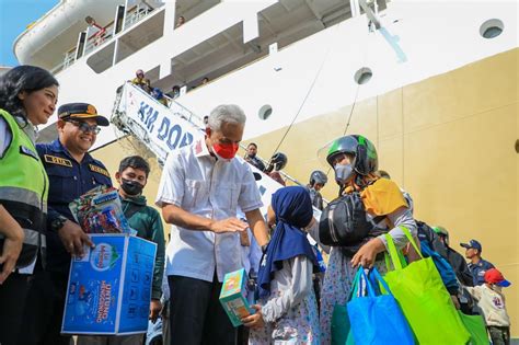 Ganjar Sambut Kedatangan Warganya Yang Mudik Gratis Gunakan Kapal