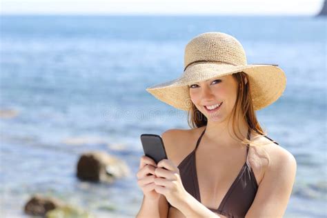 Bella Donna Felice Che Manda Un Sms Su Uno Smart Phone Sulla Spiaggia