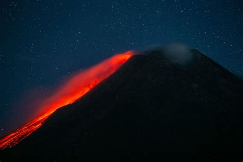 Gunung Semeru Meletus Atau Erupsi Merapi Berstatus Tanggap Darurat