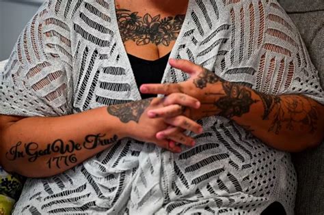 En Un Sal N De Tatuajes Curan Las Heridas Del Tr Fico Sexual