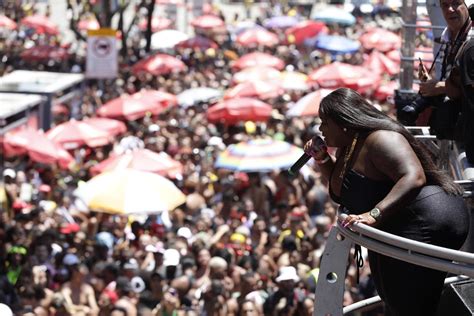 Bloco Da Lexa Arrast O Multid O Sob Forte Calor No Rio