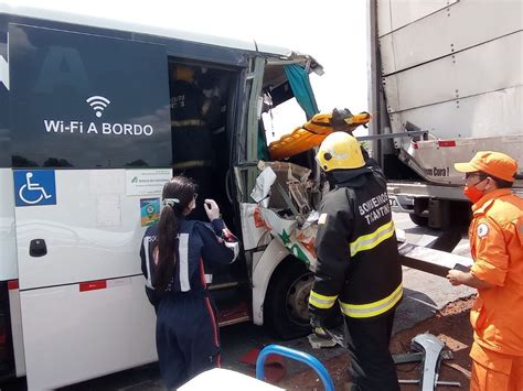 Motorista Fica Ferido Ap S Van Bater Na Traseira De Caminh O E Ter