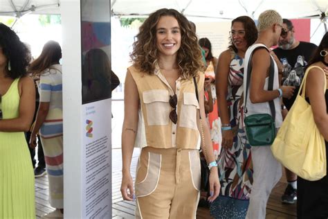 Bruna Lombardi Recebe Convidados Na Abertura Da Mostra O Futuro Do Ser