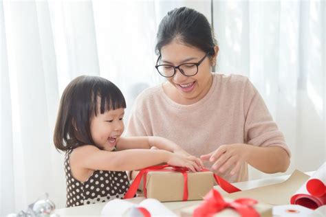 Memberi Hadiah Untuk Memotivasi Anak Pentingkah