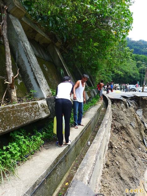 三峽北114線塌陷30公尺 700多人受困 人龍接力送物資 生活 自由時報電子報