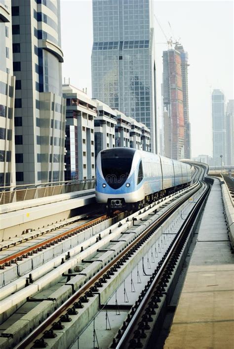 Trem Do Metro Em Dubai Imagem Editorial Imagem De Horizonte