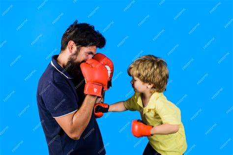 Pequeño Luchador De Kickbox Que Golpea Con Su Entrenador Papá Y Su Hijo En Guantes De Boxeo Niño