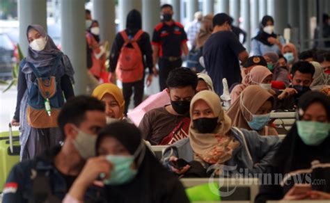 Pemudik Mulai Memadati Stasiun Pasar Senen Foto