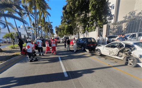 Choque En La Zona Dorada De Mazatlán Deja Un Auto Volcado