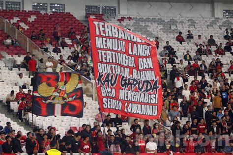 Aksi Suporter Dukung Garuda Muda Lawan Thailand Di Stadion Gbk Inilah