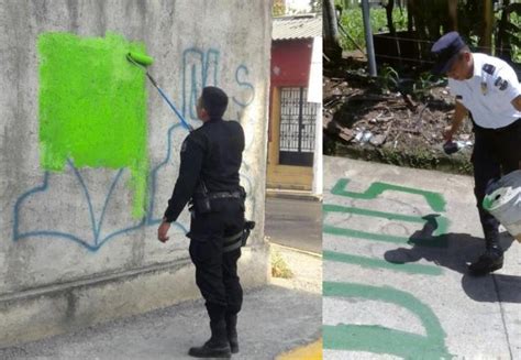 Fotos Polic As Borran Graffitis De Pandillas Y Escriben Su Propio