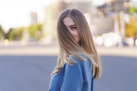 Jolie Fille Blonde Joyeuse Avec Des Cheveux Longs Volants Souriant En Riant Dans La Ville