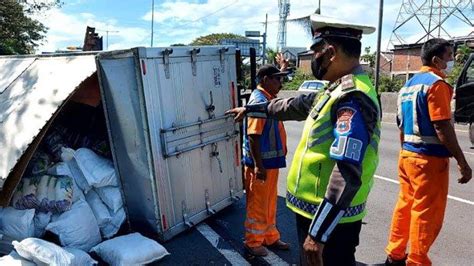 Pecah Ban Truk Boks Muatan Sembako Terguling Di Tol Banyu Urip Perak