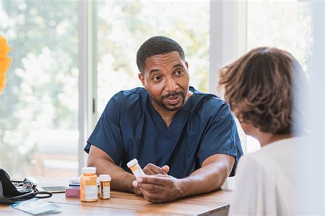 Photo Libre De Droit De Linfirmière Masculine Parle Avec Le Patient Au