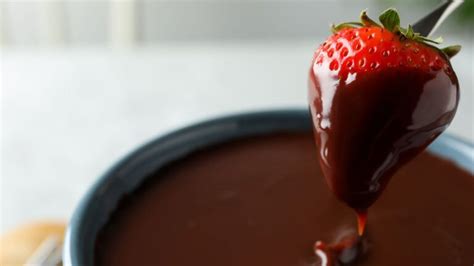 Romantic Chocolate-Strawberry Fondue for Couples