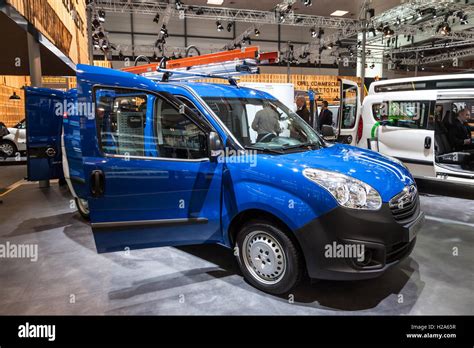 New Opel Combo Van Stock Photo - Alamy