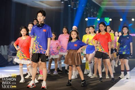 Viet Fashion Week Nh D U C T M C Vloop Xu T Hi N T I S N Runw