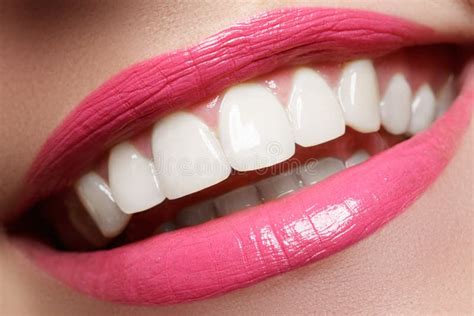 278 Bouche De Sourire De Femme Avec De Grandes Dents Photos Libres De