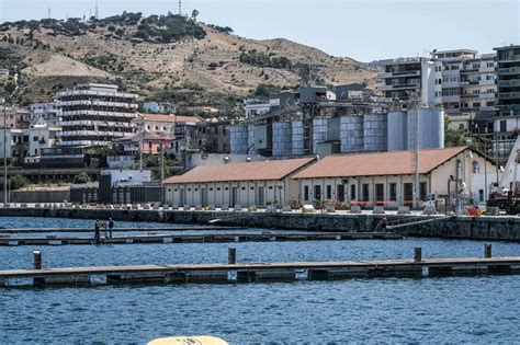 Porto Di Reggio Calabria Tutto Pronto Per La Demolizione Dei Silos