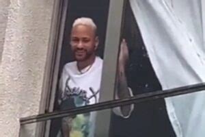 Neymar Cumprimenta F S Em Sacada E Responde Pedido Para Jogar No