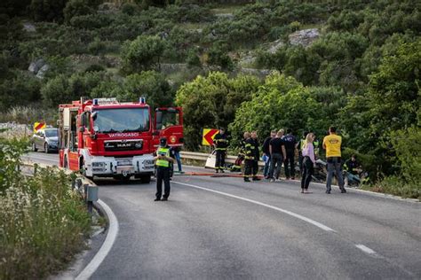 Teška nesreća kod Baške Vode Sletjeli s ceste autom poginuo mladić