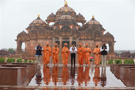 British PM Sunak Wife Akshata Perform Puja At Akshardham Temple