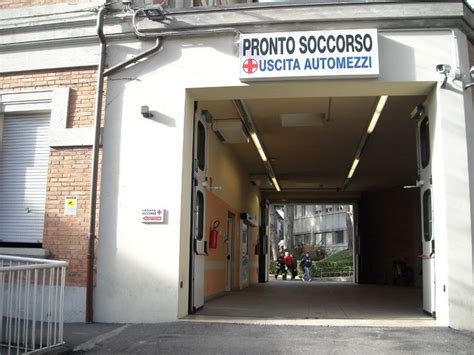 D In Escandescenze Al Pronto Soccorso E Ferisce Il Poliziotto