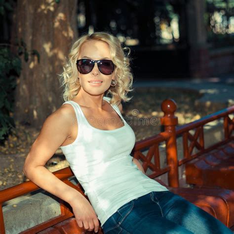 Dziewczyna W Czarnym Bikini Na Plaży Obraz Stock Obraz złożonej z blondyny rozochocony