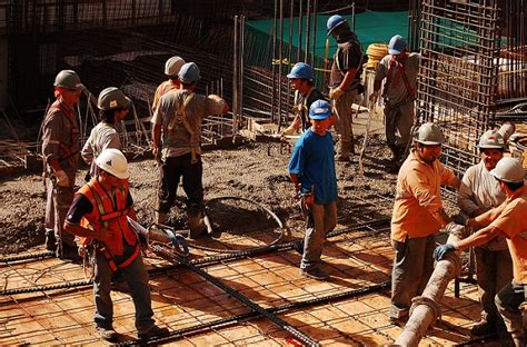 Testimonios Los Obreros De La Construcción Abusos Y Precariedad En