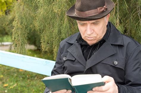 Retrato De Un Anciano Caballero En Un Abrigo Y Sombrero Sentado En Un