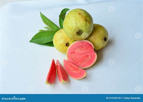 Jambu Merah O Psidium Guajava O Guayaba Rosa Aislada Sobre Fondo Blanco