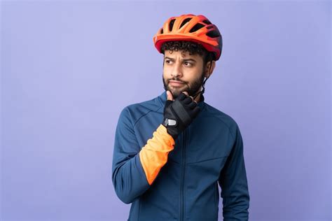 Hombre Joven Ciclista Marroqu Aislado En La Pared P Rpura Y Mirando