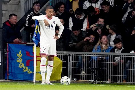 Foot PSG PSG Le clan Mbappé au Qatar le rendez vous du siècle