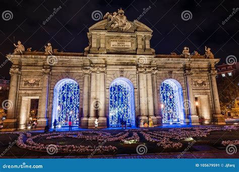 Puerta De Alcala En Madrid En La Noche El Tiempo De La Navidad Foto