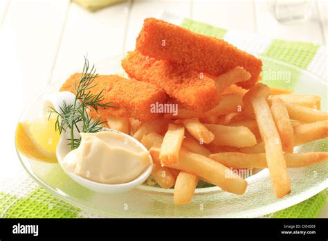 Palitos De Pescado Frito Con Patatas Fritas Fotograf A De Stock Alamy