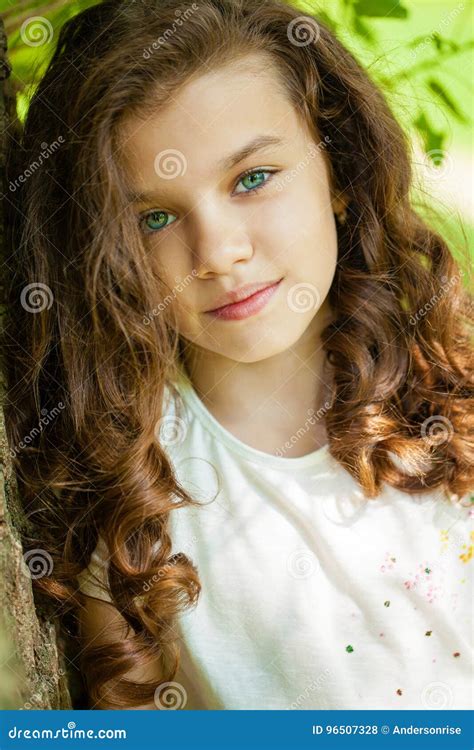 Retrato De Uma Menina Nova Bonita Foto De Stock Imagem De Cuidado