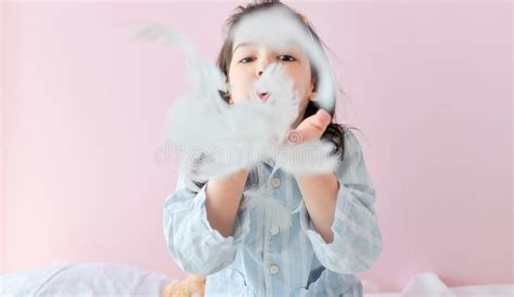 Portrait De Closeup D Une Petite Fille Mignonne En Pyjama Soufflant Des