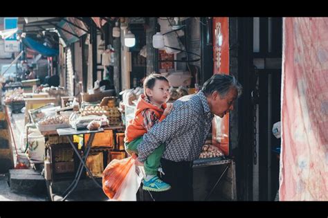 一去二三里，烟村四五家。人间烟火气，最抚凡人心。烟村火气人间新浪新闻